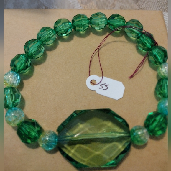 Artemis's Gems custom-made beaded bracelet with large green gem - Picture 2 of 4